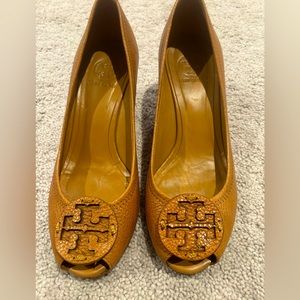 Tory Burch peep toe tan wedge shoe. 7.5 size